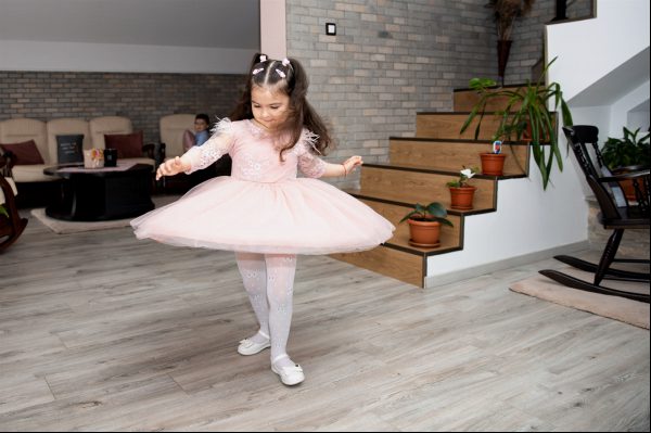 Ballerina Mädchen, das eine Drehbeschleunigung nimmt