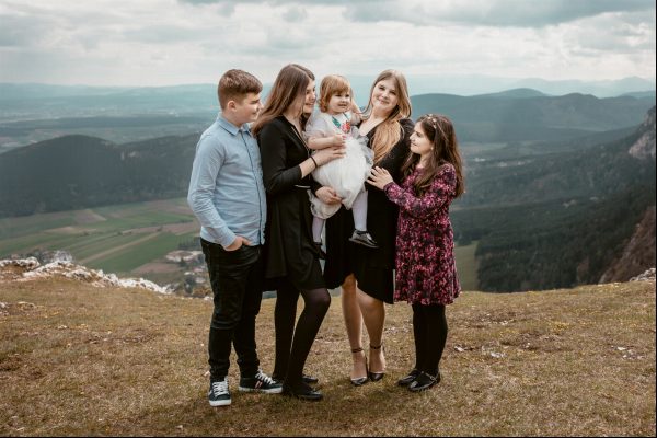 Kinder interagieren auf dem Gipfel des Berges Kinder interagieren auf dem Gipfel des Berges