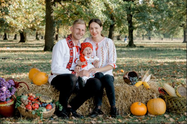 Sedinta Foto De Familie In Port Traditional Romanesc