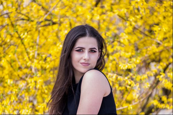 Beautifull girl with yellow flowers Herbst-10