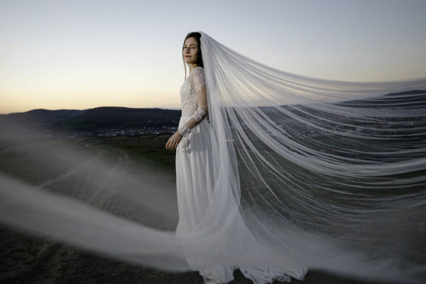 Bride with a huge veil flowing Braut mit einem riesigen fließenden Schleier