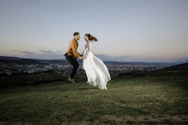 Jungvermählten springen auf, sind glücklich und verliebt Jungvermählten springen auf, sind glücklich und verliebt