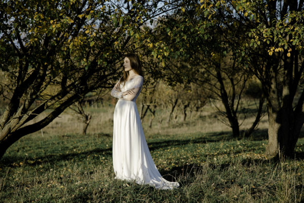 Braut durch die posierenden Bäume Braut durch die posierenden Bäume