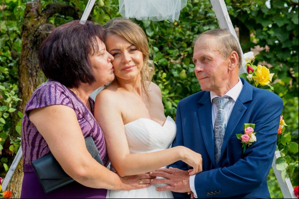 bride and her parents