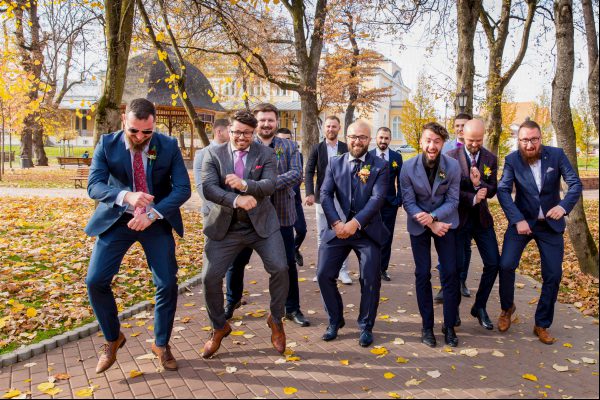 Trauzeugen tanzen im Gangnam-Stil